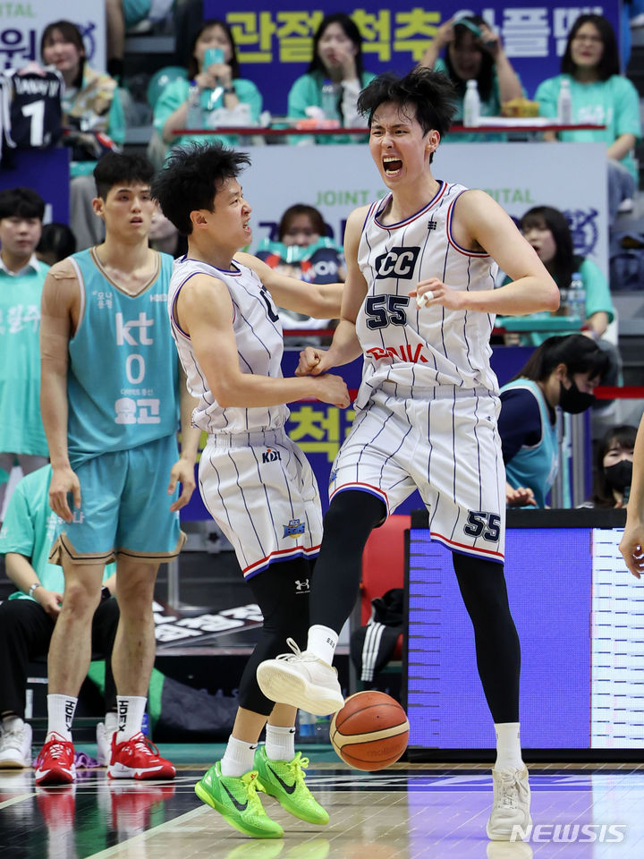 [수원=뉴시스] 홍효식 기자 = 27일 오후 경기도 수원 KT 소닉붐 아레나에서 열린 2023-2024 프로농구 챔피언결정전 수원 KT 소닉붐과 부산 KCC 이지스의 1차전 경기, KCC 허웅과 송교창이 포효하고 있다. 2024.04.27. yesphoto@newsis.com