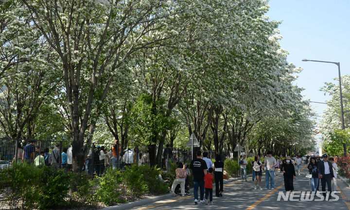 [서울=뉴시스] 올해 4월이 기상 관측이 시작된 이래 역대 7번째로 더운 시기가 될 것으로 보인다는 소식이 전해졌다. 