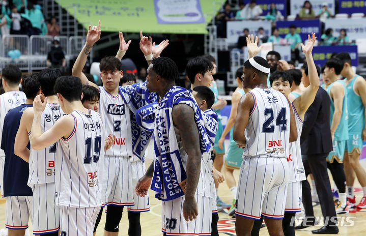 [수원=뉴시스] 홍효식 기자 = 27일 오후 경기도 수원 KT 소닉붐 아레나에서 열린 2023-2024 프로농구 챔피언결정전 수원 KT 소닉붐과 부산 KCC 이지스의 1차전 경기, 73대 90으로 승리한 KCC 선수들이 기뻐하고 있다. 2024.04.27. yesphoto@newsis.com
