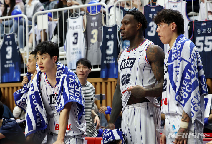 [수원=뉴시스] 홍효식 기자 = 27일 오후 경기도 수원 KT 소닉붐 아레나에서 열린 2023-2024 프로농구 챔피언결정전 수원 KT 소닉붐과 부산 KCC 이지스의 1차전 경기, KCC 허웅(왼쪽부터), 라건아, 최준용이 경기를 지켜보고 있다. 2024.04.27. yesphoto@newsis.com