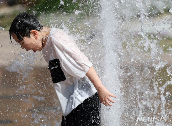 [서울=뉴시스] 김명년 기자 = 초여름 날씨를 보인 27일 오후 서울 중구 서울광장 분수대에서 한 아이가 물놀이를 하며 더위를 날리고 있다. 2024.04.27. kmn@newsis.com