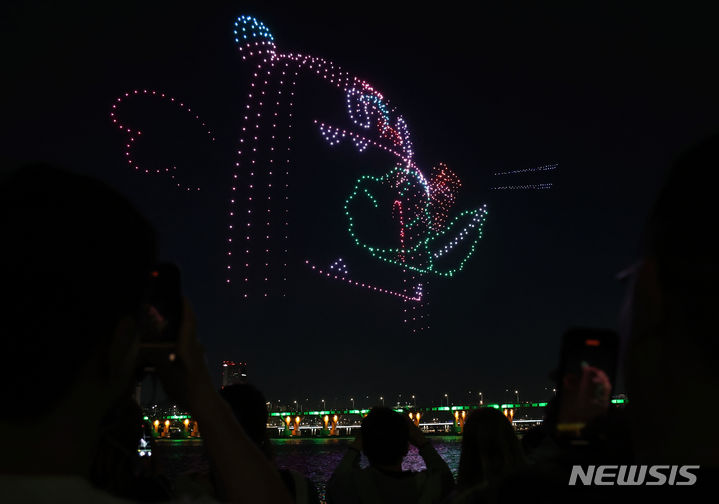 [서울=뉴시스] 홍효식 기자 = 27일 오후 서울 송파구 잠실한강공원에서 2024 한강 불빛 공연 '드론 라이트 쇼'가 진행되고 있다. 2024.04.27. yesphoto@newsis.com