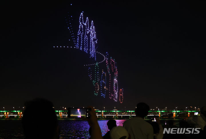 [서울=뉴시스] 홍효식 기자 = 27일 오후 서울 송파구 잠실한강공원에서 2024 한강 불빛 공연 '드론 라이트 쇼'가 진행되고 있다. 2024.04.27. yesphoto@newsis.com