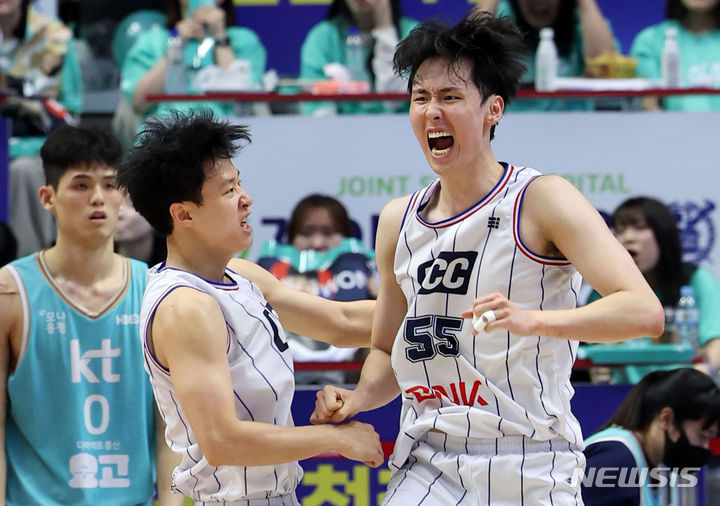 [수원=뉴시스] 홍효식 기자 = 27일 오후 경기도 수원 KT 소닉붐 아레나에서 열린 2023-2024 프로농구 챔피언결정전 수원 KT 소닉붐과 부산 KCC 이지스의 1차전 경기, KCC 허웅과 송교창이 포효하고 있다. 2024.04.27. yesphoto@newsis.com