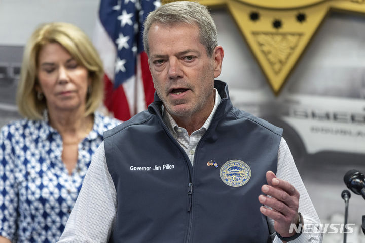 [오마하( 미 네브래스카주)= AP/뉴시스] 토네이도 피해 현장을 찾은 짐 필렌 네브래스카 주지사가 27일 기자회견에서 피해복구를 위한 비상사태를 언언하고 있다. 2024. 04. 28. 