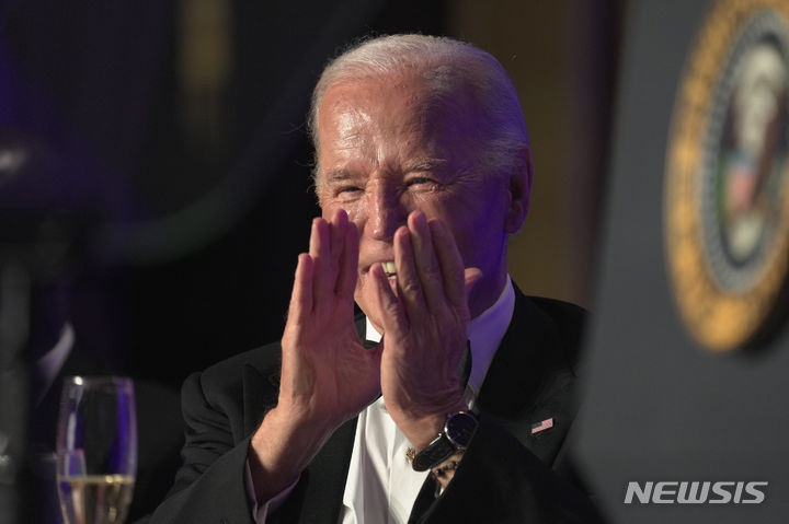 [워싱턴=AP/뉴시스]23일(현지시각) AP통신에 따르면 미 연방통신위원회(FCC)는 이날 조 바이든 대통령 가짜 목소리 제작자로 지목된 스티븐 크레이머에게 600만달러(약 82억원)의 벌금 처분을 내린다고 밝혔다. 사진은 바이든 대통령이 지난달 27일 워싱턴 힐튼 호텔에서 열린 백악관 출입기자단 만찬에서 미소짓는 모습. 2024.05.24.