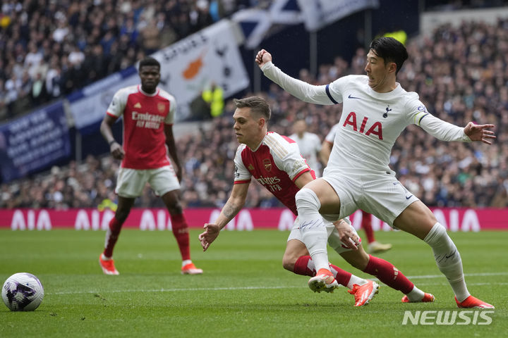 [런던=AP/뉴시스] 토트넘 홋스퍼의 손흥민(오른쪽)이 28일(현지시각) 영국 런던의 토트넘 홋스퍼 스타디움에서 열린 2023-24 프리미어리그(EPL) 35라운드 아스널과의 경기 중 공을 다투고 있다. 손흥민은 1-3으로 뒤진 후반 42분 페널티킥으로 팀의 두 번째 골(리그 16호)을 넣었고 팀은 2-3으로 패했다. 2024.04.29.