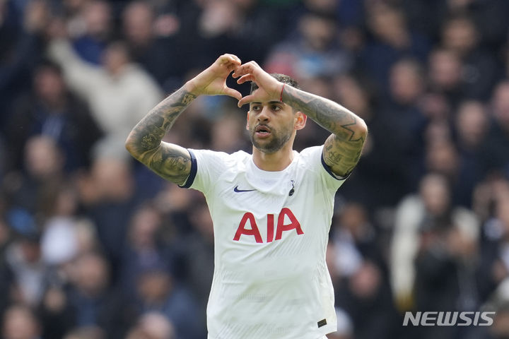 [런던=AP/뉴시스] 잉글랜드 프로축구 프리미어리그(EPL) 토트넘 홋스퍼의 크리스티안 로메로. 2024. 4. 28.