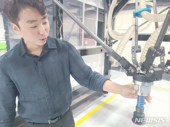 [서울=뉴시스] 박태형 에이트테크 대표가 에이트론에 대해 설명하고 있다. (사진=에이트테크 제공) 2024.04.28. photo@newsis.com