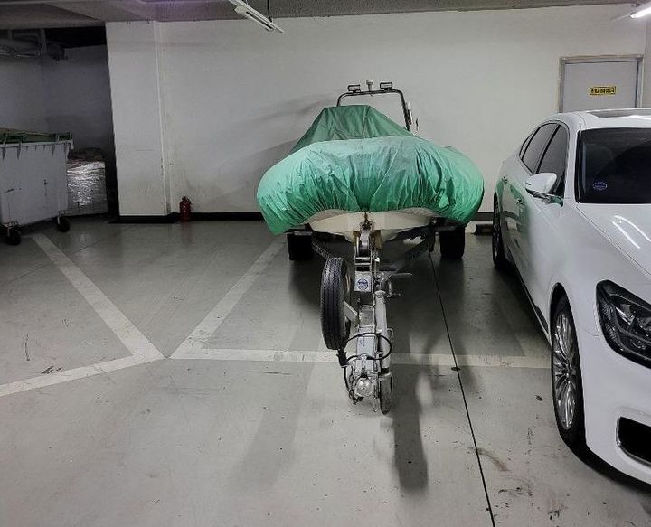 아파트 지하 주차장에서 보트 트레일러가 주차된 것을 목격했다는 사연이 전해졌다(사진= 보배드림 갈무리) *재판매 및 DB 금지