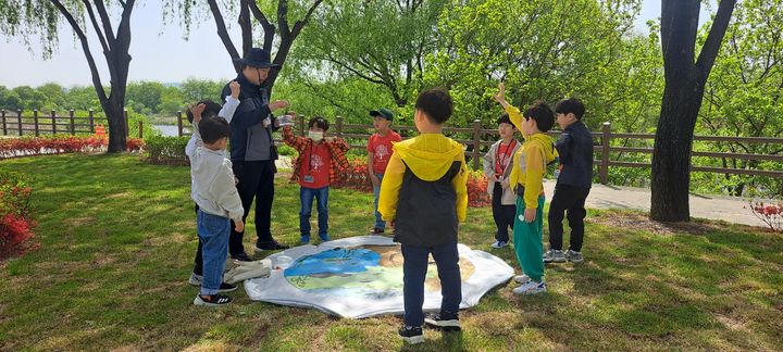 [대구=뉴시스] 대구시 동구는 안심습지에서 지역 유치원생 대상으로 생태체험 학습을 운영한다. (사진=대구시 동구 제공) 2024.04.28. photo@newsis.com *재판매 및 DB 금지