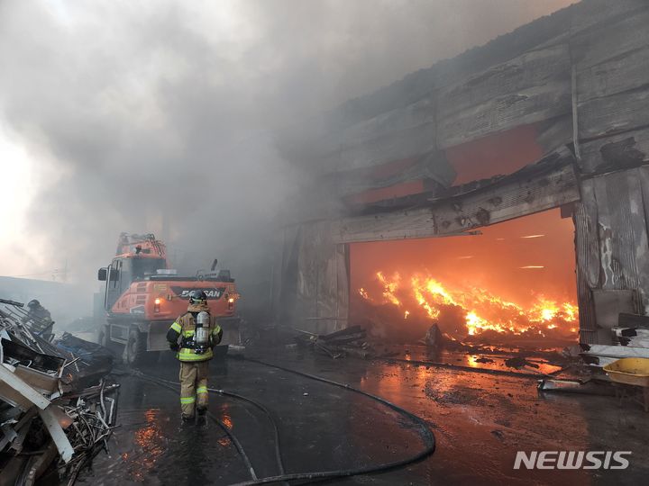 [양주=뉴시스] 화재현장. (사진=경기도북부소방재난본부 제공) 2024.04.28 photo@newsis.com