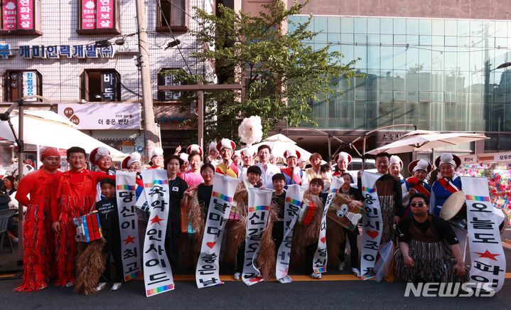 [용인=뉴시스] 신갈오거리 거리축제 사자 탈놀이 공연단(사진제공=용인시)