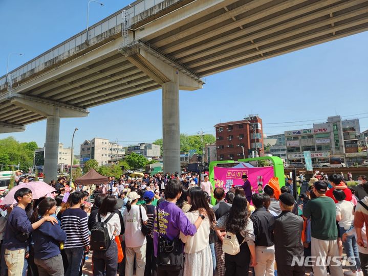 [용인=뉴시스] 신갈거리축제 공연장의 인파