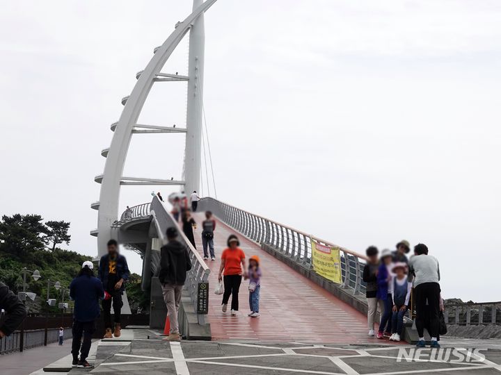 [제주=뉴시스] 오영재 기자 = 제주 서귀포시 새연교에 관광객들의 발길이 이어지고 있다. (사진=뉴시스DB) oyj4343@newsis.com  