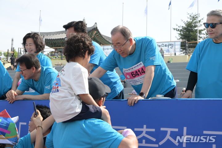 [음성=뉴시스] 연종영 기자 = 반기문 전 UN사무총장과 부인 유순택씨가 고향 충북 음성군에서 28일 열린 18회 반기문마라톤대회에 참석해 참가자들을 격려하고 있다. (사진=음성군 제공) 2024.04.28. photo.newsis.com