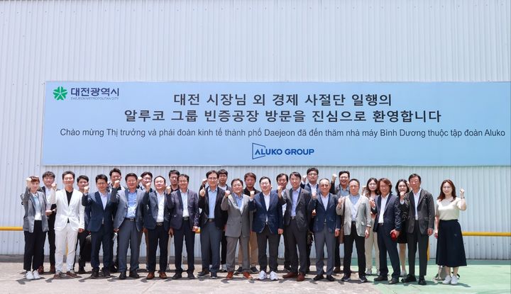[대전=뉴시스]이장우 대전시장과 경제사절단이 지난 25일 베트남 진출 대전기업인 알루코 빈증 공장을 방문한 후 기념사진을 촬영하고 있다. 2024. 04. 28&nbsp; *재판매 및 DB 금지