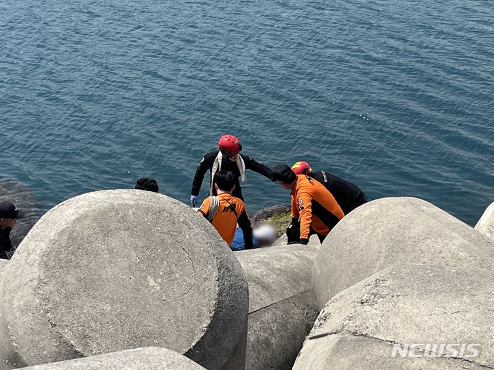 경주 읍천항서 추락한 50대 구조 현장