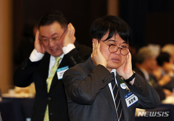 [서울=뉴시스] 고승민 기자 = 임현택 대한의사협회장 당선인이 28일 서울 더케이호텔에서 열린 대한의사협회 제76차 정기대의원총회에서 음향사고에 귀를 막고 있다. 2024.04.28. kkssmm99@newsis.com