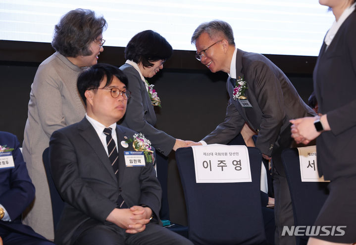 [서울=뉴시스] 고승민 기자 = 김택우 대한의사협회 비상대책위원장이 28일 서울 더케이호텔에서 열린 대한의사협회 제76차 정기대의원총회에서 임현택 의협 회장 당선인의 뒤에서 참석자들과 인사를 하고 있다. 2024.04.28. kkssmm99@newsis.com