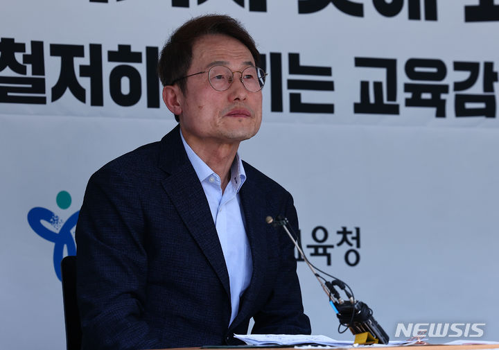 [서울=뉴시스] 김근수 기자 = 조희연 서울시교육감이 지난달 28일 서울 종로구 서울시 교육청에 마련된 학생인권조례 폐지 반대를 촉구하는 농성장에 앉아 있다. 2024.04.28. ks@newsis.com