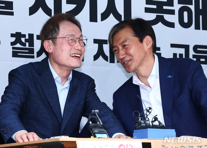 [서울=뉴시스] 김근수 기자 = 조국 조국혁신당 대표가 28일 서울 종로구 서울시 교육청에 마련된 농성장을 찾아 조희연 서울시교육감와 이야기를 나누고 있다. 2024.04.28. ks@newsis.com