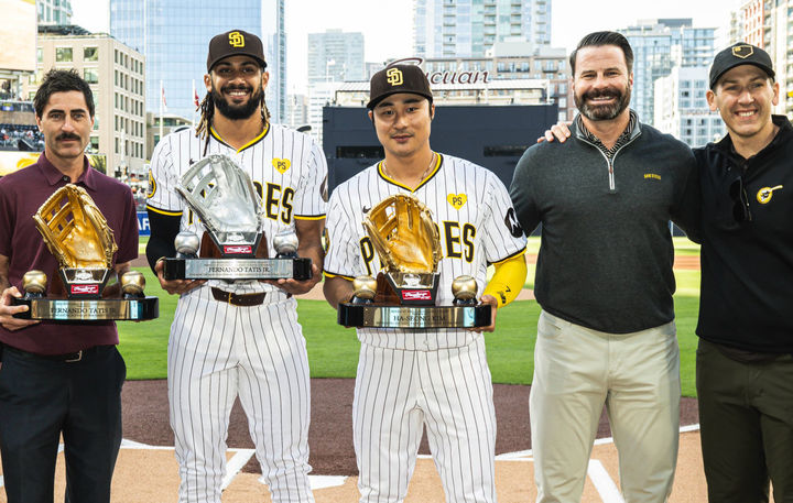 [서울=뉴시스]조수정 기자 = 지난해 미국프로야구 메이저리그(MLB) 유틸리티 부문 골드글러브를 수상한 메이저리거 김하성(샌디에이고 파드리스.가운데)이 28일 미국 캘리포니아주 샌디에이고 펫코 파크에서 열린 2024 MLB 필라델피아 필리스와의 홈 경기에 앞서 골드글러브 트로피를 받고 기념촬영 하고 있다. 왼쪽 두번째는 우익수 부문 골드 글러브와 플래티넘 글러브를 수상한 페르난도 타티스 주니어. (사진=샌디에이고 파드리스 SNS 캡처) 2024.04.28. photo@newsis.com *재판매 및 DB 금지