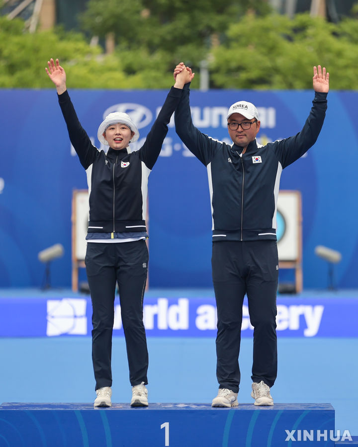 [상하이=신화/뉴시스] 임시현(왼쪽)과 김우진이 지난 4월28일(현지시각) 중국 상하이에서 열린 2024 상하이 양궁 월드컵 1차 대회 리커브 혼성 정상에 올라 시상식에서 포즈를 취하고 있다. 임시현-김우진은 결승전에서 스페인을 5-4로 꺾고 금메달을 목에 걸었다. 2024.04.29.