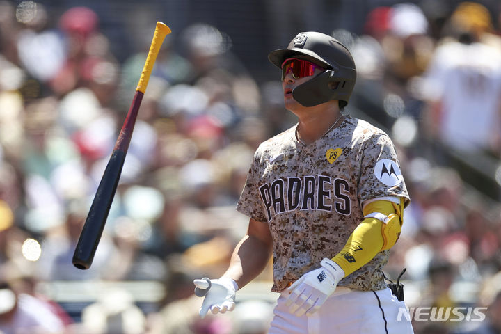 [샌디에이고=AP/뉴시스] 샌디에이고 파드리스의 김하성이 29일(한국시각) 미국 캘리포니아주 샌디에이고의 펫코파크에서 열린 2024 메이저리그(MLB) 필라델피아 필리스와의 경기에서 4회말 삼진으로 물러난 뒤 아쉬워하고 있다. 2024.04.29