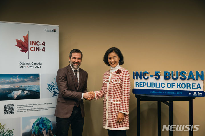 [서울=뉴시스] 김효은 기후변화대사는 26일(현지시각) 캐나다 오타와에서 스티븐 길보 캐나다 환경기후변화부 장관과 양자 협의를 개최했다. (사진= 외교부 제공)