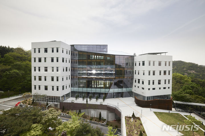 [서울=뉴시스] 완공된 서울대 해동첨단공학관 전경.