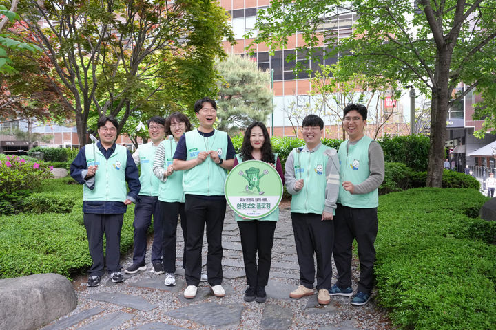 [서울=뉴시스]교보생명 직원들이 26일 서울 종로구 일대에서 플로깅 봉사활동을 하고 있다.(사진=교보생명 제공)2024.04.29 photo@newsis.com *재판매 및 DB 금지