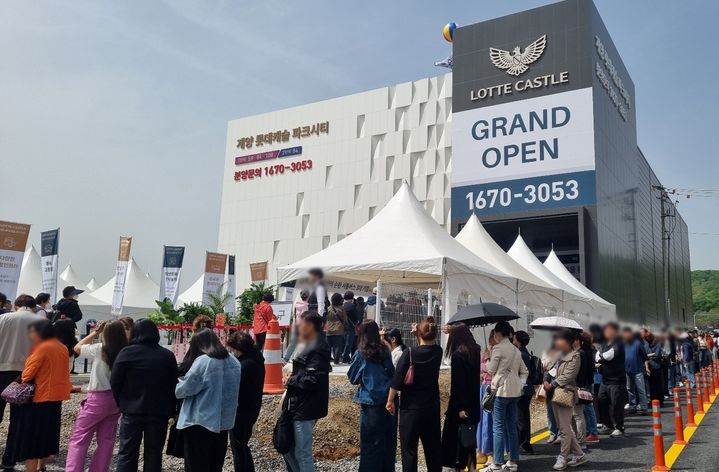 롯데건설이 26일 문을 연 계양 롯데캐슬 파크시티 견본주택 앞에 입장을 기다리는 방문객들의 긴 줄이 형성돼 있다.(사진 제공=롯데건설) *재판매 및 DB 금지