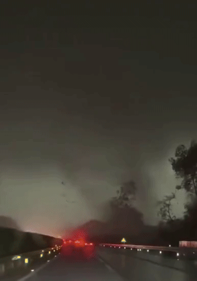 [서울=뉴시스] 중국 광둥성 광저우시에서 강력한 토네이도가 발생해 5명이 죽고 33명이 다쳤다. (사진=웨이보) *재판매 및 DB 금지