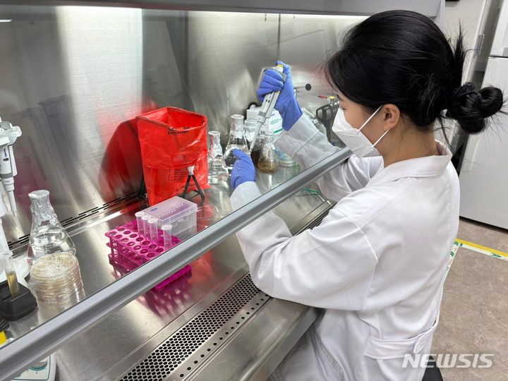 [창원=뉴시스]한국재료연구원 연구소기업 ㈜트윈위즈 연구원이 실험하는 모습.(사진=한국재료연구원 제공) 2024.04.29. photo@newsis.com