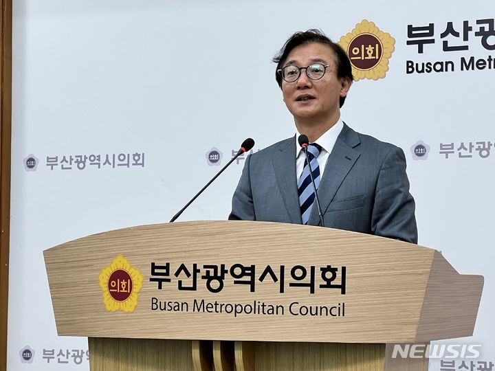[부산=뉴시스] 원동화 기자 = 전재수(부산 북구갑) 더불어민주당 국회의원 당선인은 29일 부산시의회 브리핑룸에서 기자회견을 열고 이번 총선에 대한 입장과 함께 앞으로의 계획을 발표했다. 2024.04.29. dhwon@newsis.com