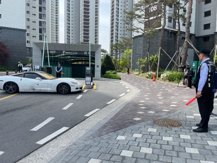 [서울=뉴시스] 한 아파트 단지 주차장에 익명의 입주민이 차를 세워둔 채 자리를 비워 다른 주민들의 차량 통행이 막혔다는 사연이 전해졌다. (사진= 온라인 커뮤니티 '보배드림' 캡처) *재판매 및 DB 금지