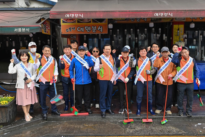 [대구=뉴시스] 대구시 남구는 봉덕신시장에서 상인회와 함께 '전통시장 클린데이' 행사를 개최했다. (사진=대구시 남구 제공) 2024.04.29. photo@newsis.com *재판매 및 DB 금지