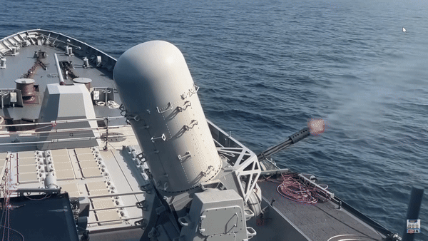 [서울=뉴시스] 해군의 차세대 이지스 구축함 ‘정조대왕함’의 실제 사격 장면이 공개됐다. (사진= 유튜브 'HD현대중공업' 공식채널 캡처) *재판매 및 DB 금지