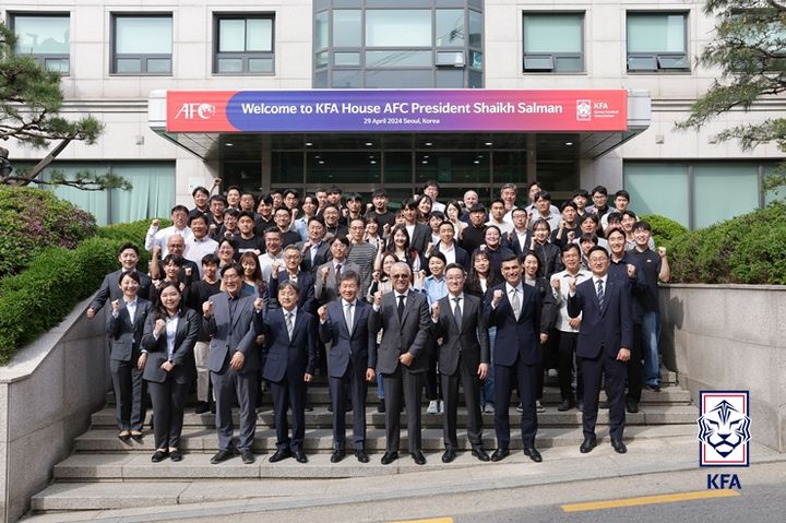 [서울=뉴시스] 축구회관을 방문한 셰이크 살만 AFC 회장(가운데). (사진=대한축구협회 제공) *재판매 및 DB 금지