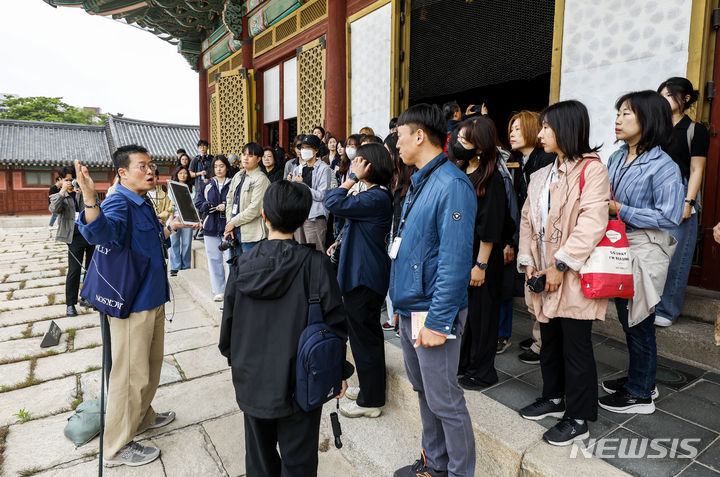 [서울=뉴시스] 정병혁 기자 = 29일 서울 종로구 창덕궁에서 열린 2024 봄 궁중문화축전-이시우 작가와 함께 하는 ‘아침 궁을 깨우다’를 찾은 시민들이 인정전을 살펴보고 있다. 2024.04.29. jhope@newsis.com