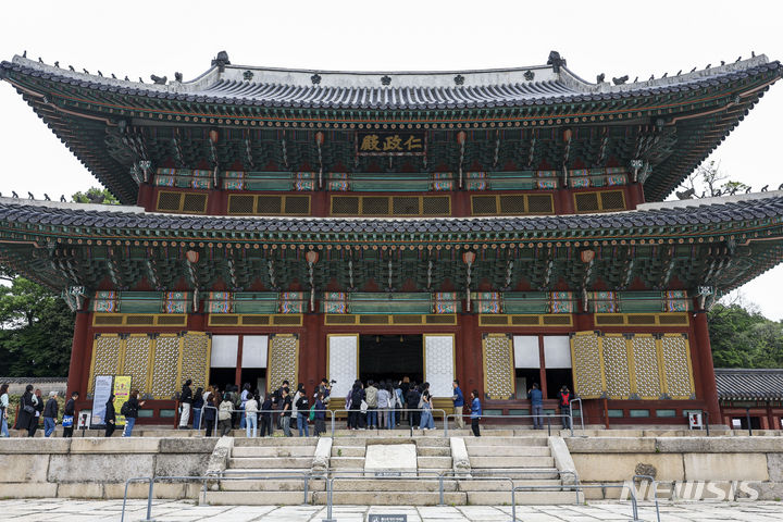 [서울=뉴시스] 정병혁 기자 = 29일 서울 종로구 창덕궁에서 열린 2024 봄 궁중문화축전-이시우 작가와 함께 하는 ‘아침 궁을 깨우다’를 찾은 시민들이 인정전을 살펴보고 있다. 2024.04.29. jhope@newsis.com
