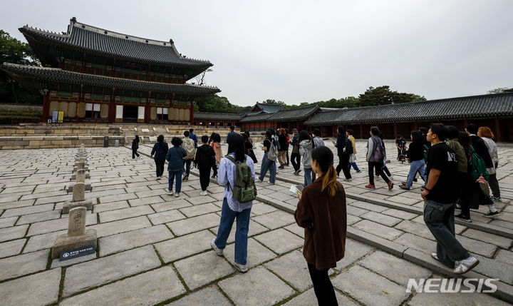 [서울=뉴시스] 정병혁 기자 = 서울 종로구 창덕궁을 찾은 시민들이 인정전을 살펴보고 있다. 사진은 기사와 관련 없음. 2024.04.29. jhope@newsis.com