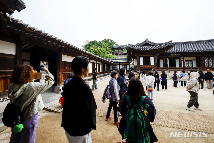 [서울=뉴시스] 정병혁 기자 = 29일 서울 종로구 창덕궁에서 열린 2024 봄 궁중문화축전-이시우 작가와 함께 하는 ‘아침 궁을 깨우다’를 찾은 시민들이 희정당을 살펴보고 있다. 2024.04.29. jhope@newsis.com