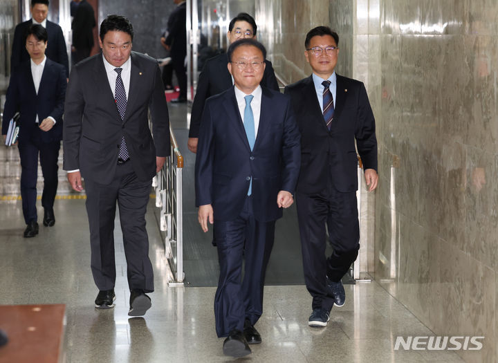 [서울=뉴시스] 고승민 기자 = 윤재옥 국민의힘 당대표 권한대행 및 원내대표가 29일 서울 여의도 국회에서 열린 제22대 국회의원 당선자 총회에 참석하고 있다. 2024.04.29. kkssmm99@newsis.com