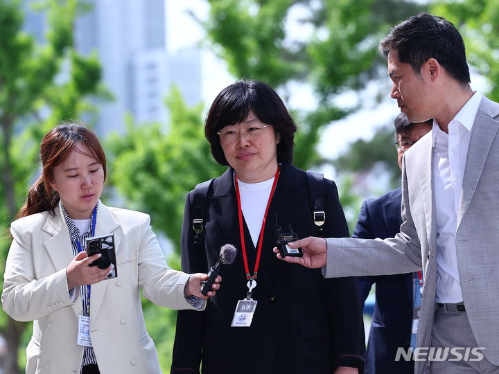 [과천=뉴시스] 김근수 기자 = 유재은 국방부 법무관리관이 29일 경기 과천시 정부과천청사 공수처에서 채 상병 사망사건 수사 외압 사건 피의자 조사에 출석하고 있다. 2024.04.29. ks@newsis.com