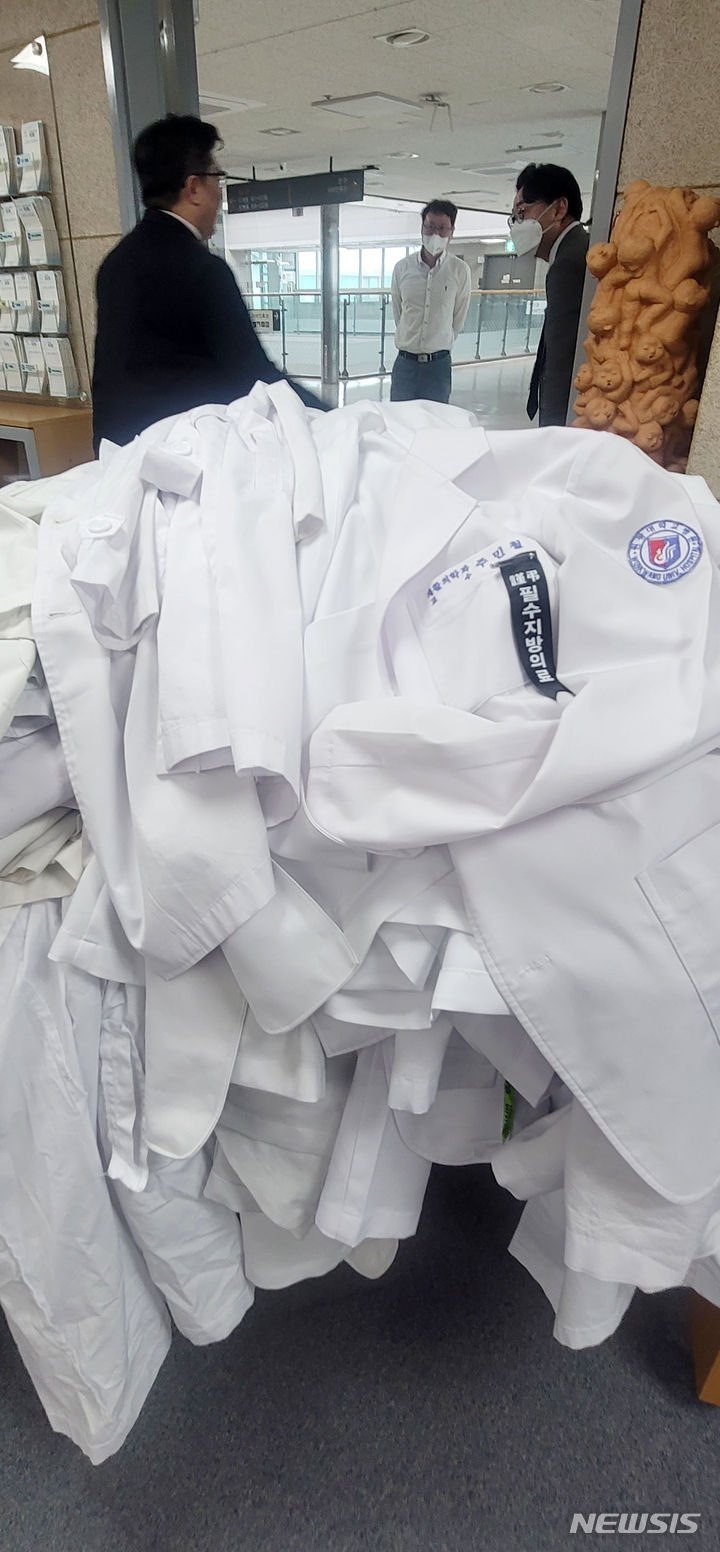 [익산=뉴시스] 김얼 기자 = 원광대학교병원 의료진들이 사직서를 제출한 29일 전북 익산시 원광대학교병원 대강당에 반납한 의사가운이 가득 쌓여 있다. 2024.04.29. pmkeul@newsis.com