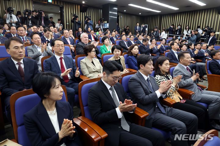 [서울=뉴시스] 조성봉 기자= 지난달 29일 오전 서울 여의도 국회에서 열린 국민의힘 제22대 국회의원 당선자 총회에서 당선인들이 윤재옥 원내대표 겸 당대표 권한대행의 발언에 박수를 치고 있다. 2024.04.29. suncho21@newsis.com