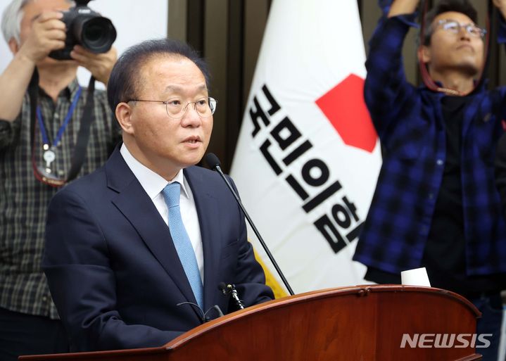 [서울=뉴시스] 조성봉 기자= 윤재옥 국민의힘 원내대표 겸 당대표 권한대행이 29일 오전 서울 여의도 국회에서 열린 국민의힘 제22대 국회의원 당선자 총회에서 발언을 하고 있다. 2024.04.29. suncho21@newsis.com