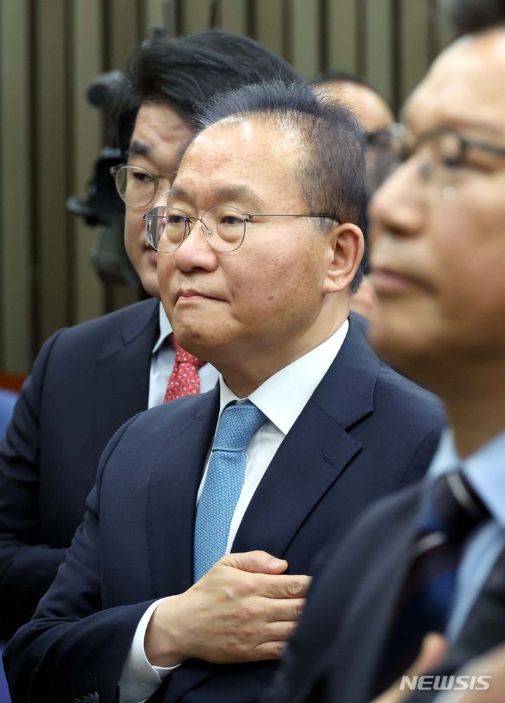 [서울=뉴시스] 조성봉 기자= 윤재옥 국민의힘 원내대표 겸 당대표 권한대행이 29일 오전 서울 여의도 국회에서 열린 국민의힘 제22대 국회의원 당선자 총회에서 국민의례를 하고 있다. 2024.04.29.suncho21@newsis.com